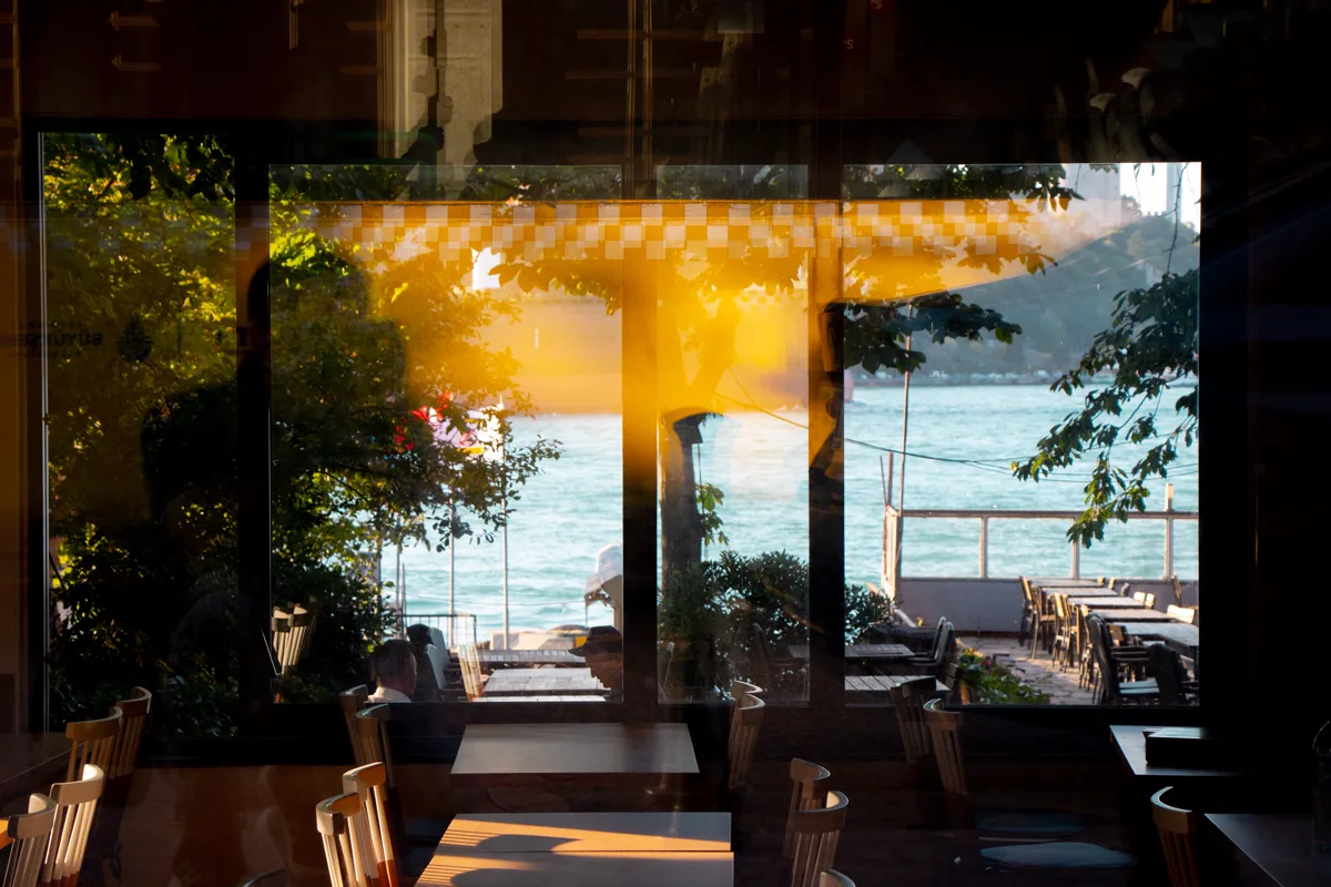 Open-air dining by the Caribbean Sea
